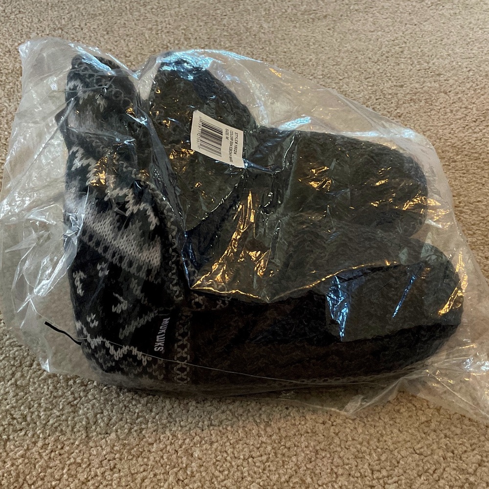 size M (7 to 8), muks luks slippers, new condition